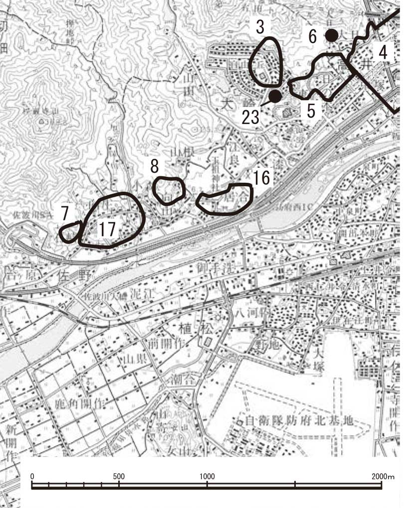 On the south side are the ruins of Tamatsuki and the ruins of the precincts of Tamatsuki Shrine, and on the hillside to the west is the Mukoyama tumulus cluster, a cluster of tumuli from the Kofun period.