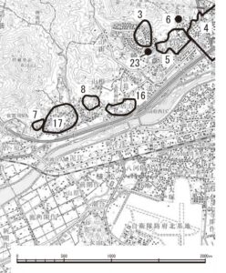 On the south side are the ruins of Tamatsuki and the ruins of the precincts of Tamatsuki Shrine, and on the hillside to the west is the Mukoyama tumulus cluster, a cluster of tumuli from the Kofun period.